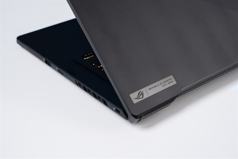 Logo thép không gỉ trên ASUS ROG Zephyrus M16. NGuồn: ASUS.