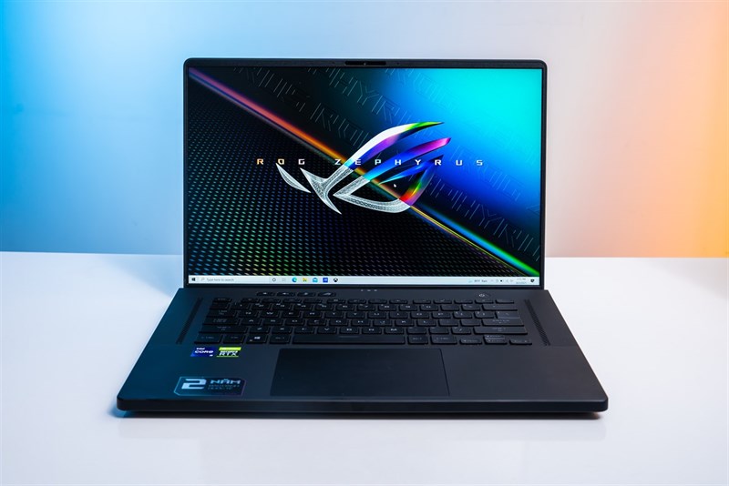 Nhìn hình nhỏ vậy thôi chứ màn hình của chiếc laptop này có kích thước 16 inch lận đó nha. Nguồn: ASUS.