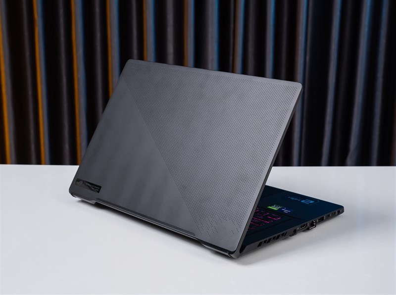 Nắp lưng Matrix của ROG Zephyrus M16 có 8.279 lỗ được cắt CNC chuẩn xác. Nguồn: ASUS.