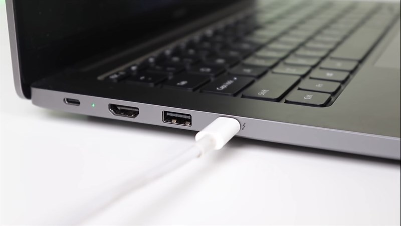 Chiếc laptop mới của Xiaomi cũng hỗ trợ sạc nhanh qua cổng USB Type-C Thunderbolt 4. Nguồn: Tech Singh. Chiếc laptop mới của Xiaomi cũng hỗ trợ sạc nhanh qua cổng USB Type-C Thunderbolt 4. Nguồn: Tech Singh.