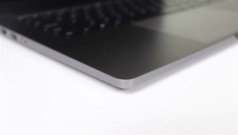 Phần khung của Mi Notebook Pro 2021 được làm từ kim loại. Nguồn: Tech Singh. Phần khung của Mi Notebook Pro 2021 được làm từ kim loại. Nguồn: Tech Singh.