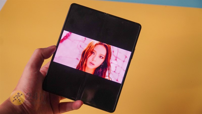 Các nội dung trên YouTube hiện vẫn chưa hỗ trợ tỷ lệ màn hình 4:3 của Galaxy Z Fold3 5G. Các nội dung trên YouTube hiện vẫn chưa hỗ trợ tỷ lệ màn hình 4:3 của Galaxy Z Fold3 5G.