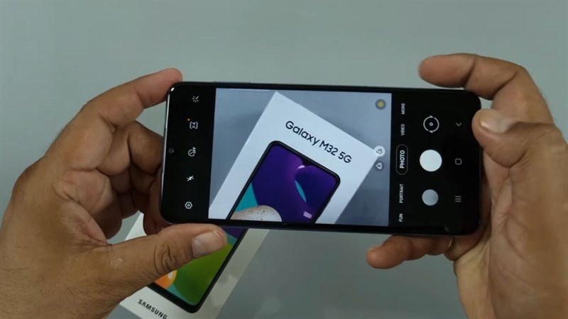 Galaxy M32 5G sở hữu màn hình Infinity-V LCD có kích thước 6.5 inch. Galaxy M32 5G sở hữu màn hình Infinity-V LCD có kích thước 6.5 inch.