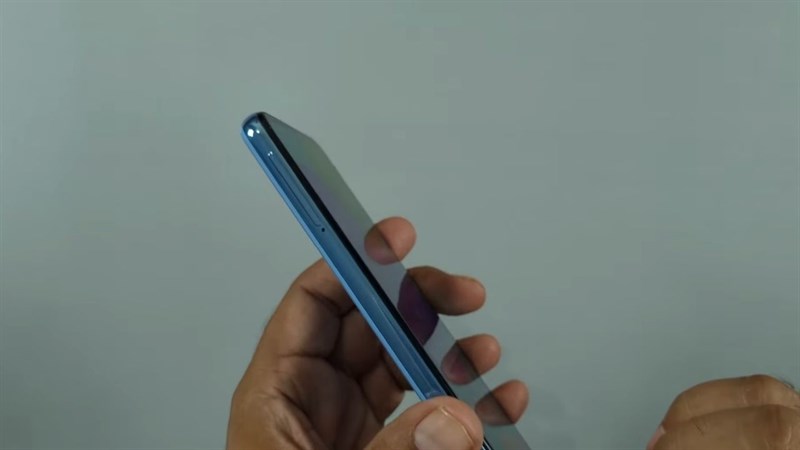 Cạnh trái của Galaxy M32 5G. Cạnh trái của Galaxy M32 5G.