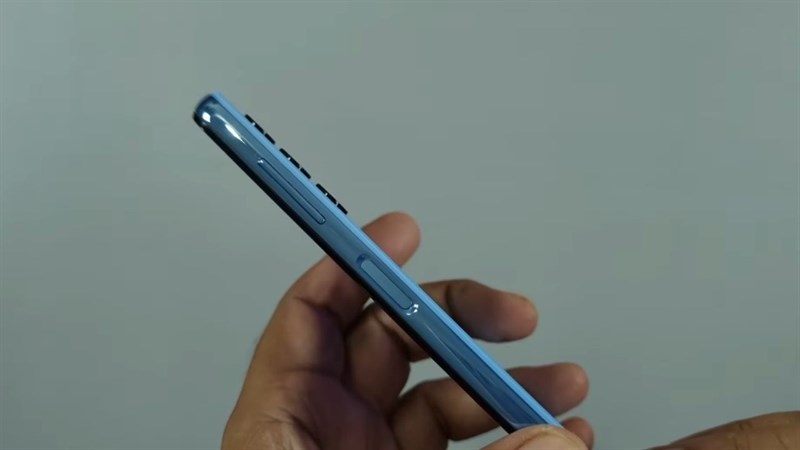 Cạnh phải của Galaxy M32 5G. Cạnh phải của Galaxy M32 5G.