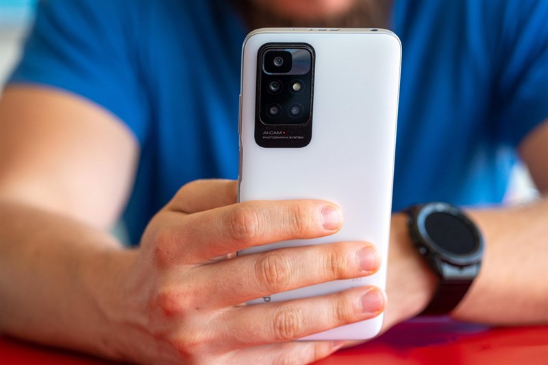 Cảm giác cầm nắm của Xiaomi Redmi 10 rất nhẹ và thoải mái. Nguồn: GSMArena. Cảm giác cầm nắm của Xiaomi Redmi 10 rất nhẹ và thoải mái. Nguồn: GSMArena.