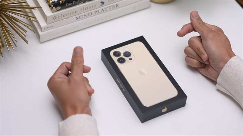 Mở hộp và trên tay iPhone 13 Pro Gold. Nguồn: Gadget Match.