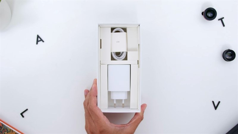 Các phụ kiện đi kèm Xiaomi 11 Lite 5G NE ở mức cơ bản.