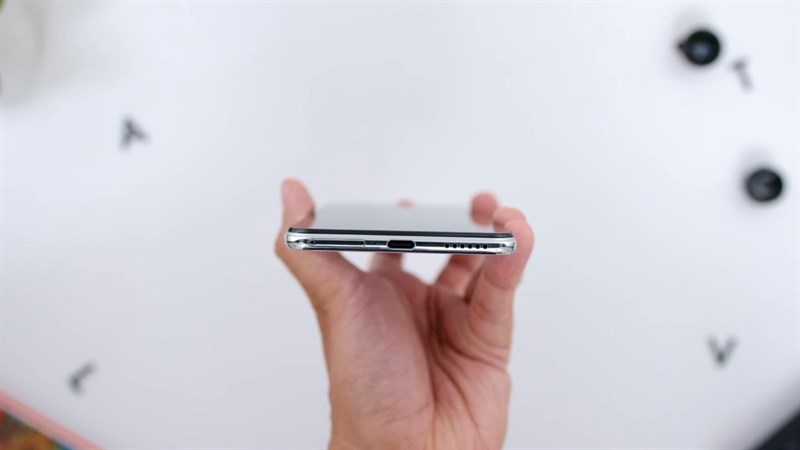 Cạnh dưới của Xiaomi 11 Lite 5G NE.
