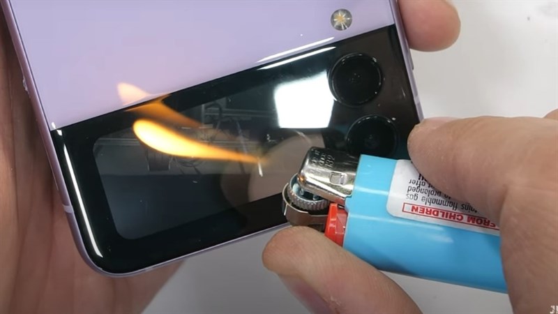 Galaxy Z Flip3 sống sót qua bài kiểm tra độ bền Galaxy Z Flip3 sống sót qua bài kiểm tra độ bền