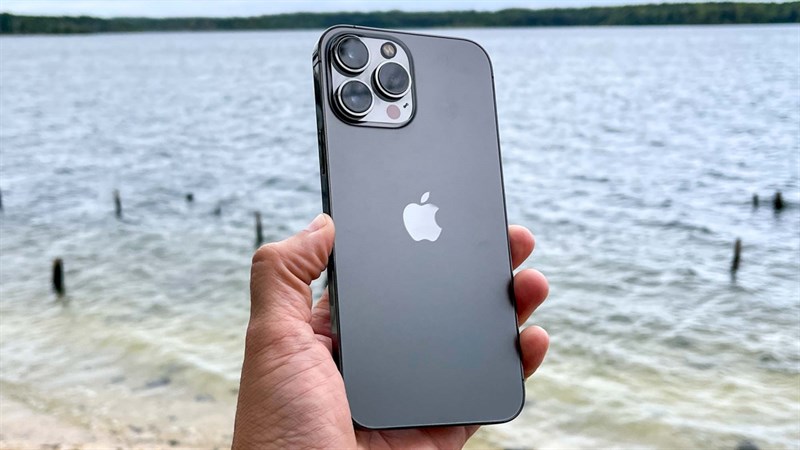 iPhone 13 Pro Max được trang bị ba cảm biến camera mới của Sony, nâng cấp đáng kể so với iPhone 12 Pro Max