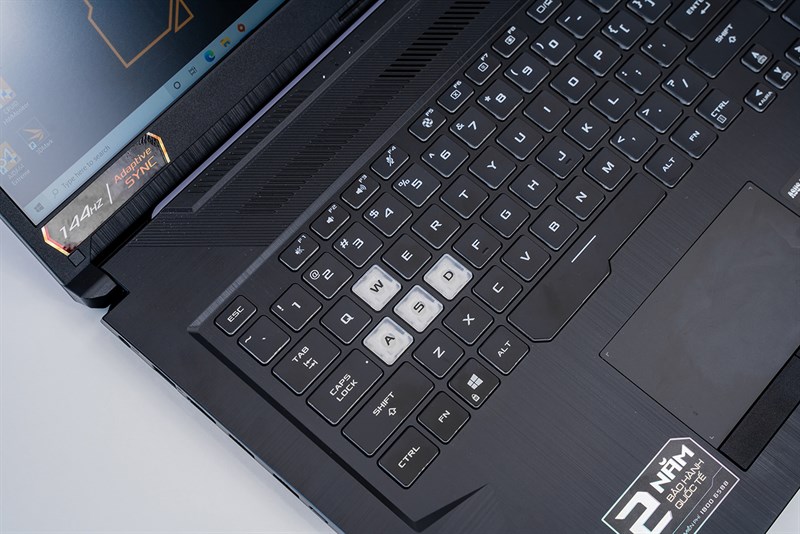Bàn phím của ASUS TUF Gaming F17 nổi bật với cụm phím WASD được làm từ nhựa trong.