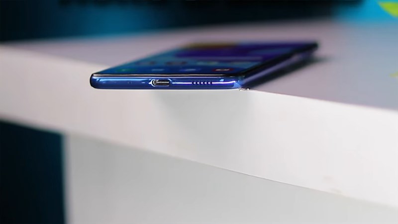 Cạnh dưới của Samsung Galaxy M52 5G Cạnh dưới của Samsung Galaxy M52 5G