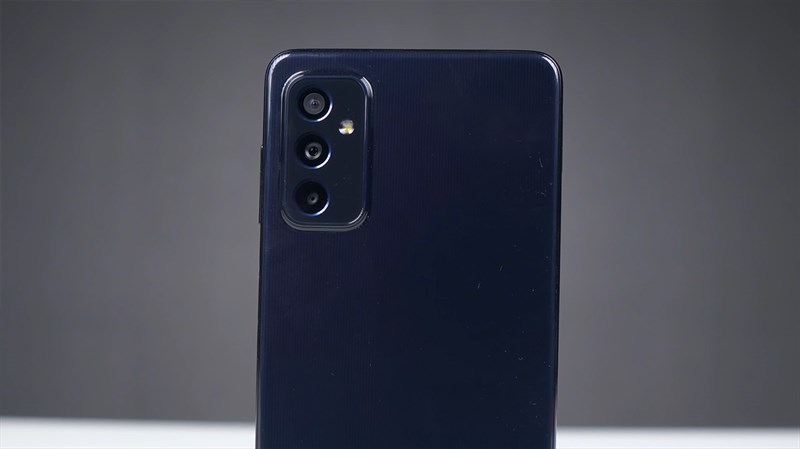 Cụm 3 camera trên Samsung Galaxy M52 5G Cụm 3 camera trên Samsung Galaxy M52 5G