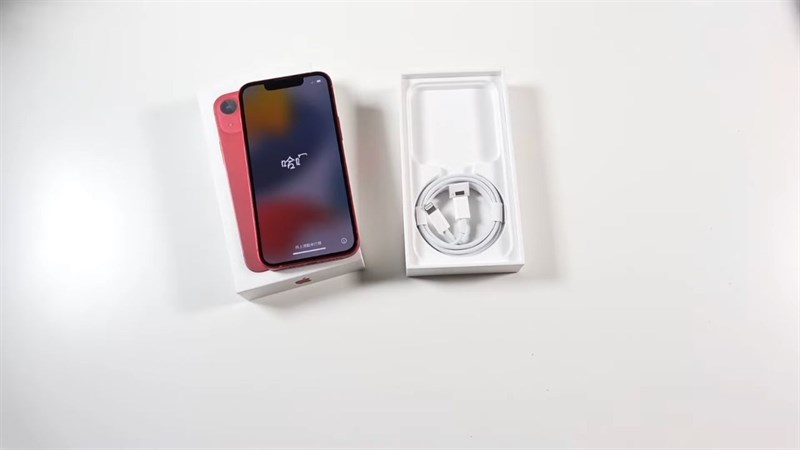 Phụ kiện đi kèm iPhone 13 Mini khá khiêm tốn.