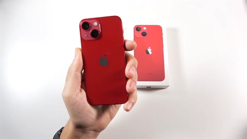 Tổng thể thiết kế của iPhone 13 Mini năm ngay không có quá nhiều sự khác biệt so với iPhone 12 Mini.