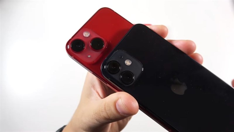 Camera sau trên iPhone 13 Mini đã được làm lớn hơn và vị trí các ống kính camera cũng có sự thay đổi.