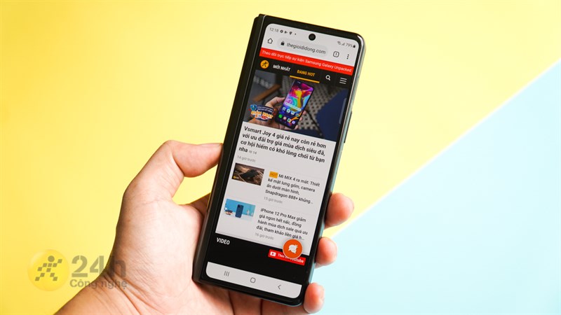 Mình có thể cập nhật thông tin nhanh chóng thông qua màn hình phụ của Galaxy Z Fold3 5G. Mình có thể cập nhật thông tin nhanh chóng thông qua màn hình phụ của Galaxy Z Fold3 5G.