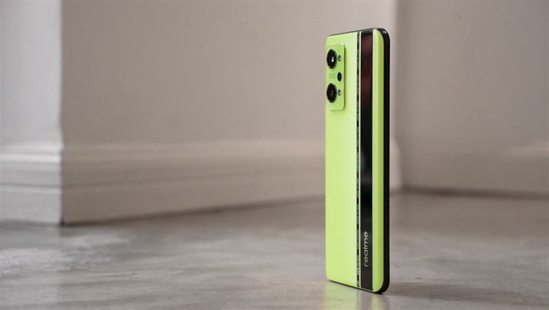 Độ mỏng của Realme GT Neo2 chỉ vào khoảng 8.6mm. Nguồn: Zaeke. Độ mỏng của Realme GT Neo2 chỉ vào khoảng 8.6mm. Nguồn: Zaeke.