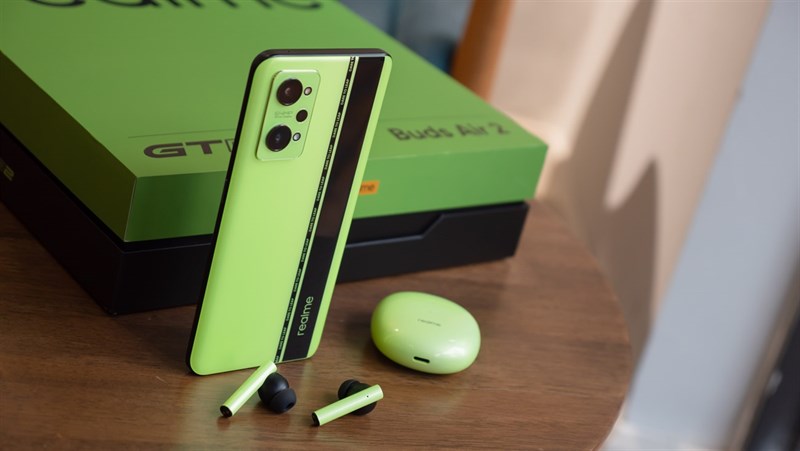 Phong cách thiết kế của Realme GT Neo2 khác biệt hoàn toàn so với các thế hệ tiền nhiệm. Nguồn: Zaeke. Phong cách thiết kế của Realme GT Neo2 khác biệt hoàn toàn so với các thế hệ tiền nhiệm. Nguồn: Zaeke.