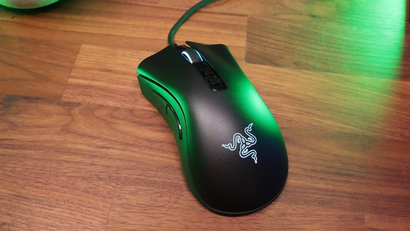 Razer DeathAdder V2 có thiết kế đẹp, mang chất gaming nhưng cũng không quá to và hầm hố.