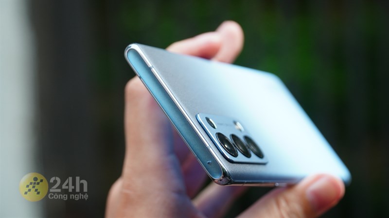 Góc cạnh của OPPO Reno6 Pro 5G được bo tròn, mềm mại Góc cạnh của OPPO Reno6 Pro 5G được bo tròn, mềm mại