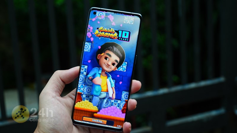 Trải nghiệm chơi game thực tế trên OPPO Reno6 Pro 5G.