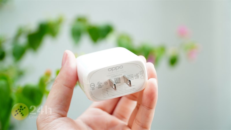 Sạc nhanh 65 W của OPPO Reno6 Pro 5G. Sạc nhanh 65 W của OPPO Reno6 Pro 5G.