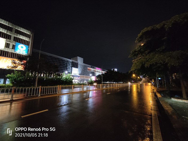 Dủ ảnh chụp góc rộng trong điều kiện thiếu sáng của Reno6 Pro 5G chưa được tốt nhưng thiết bị có khả năng cân bằng sáng rất tốt.