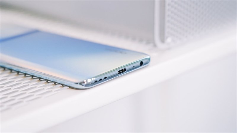 Cạnh dưới của OPPO K9 Pro.