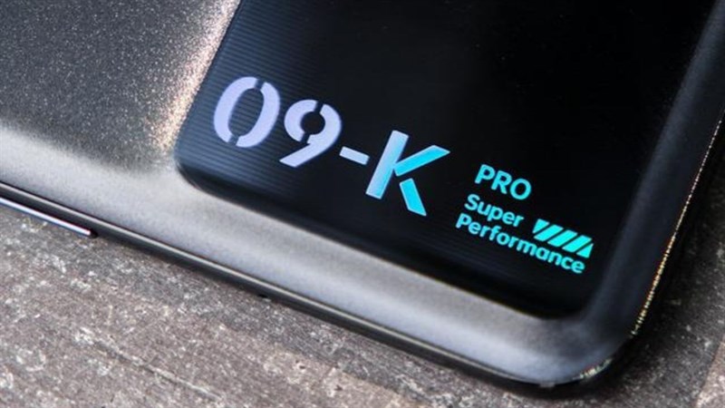 Dòng chữ 09-K trên OPPO K9 Pro đã được làm nhỏ gọn hơn nằm trọng trong cụm camera.