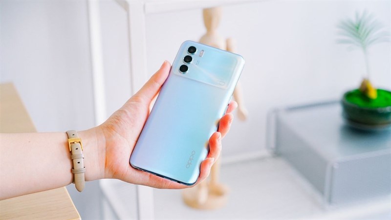 OPPO K9 Pro có thiết kế dễ cầm nắm và sử dụng.