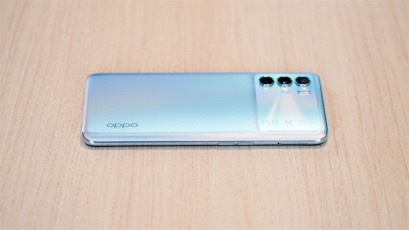 Cạnh phải của OPPO K9 Pro.