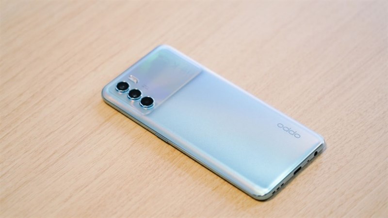 Cạnh trái của OPPO K9 Pro.