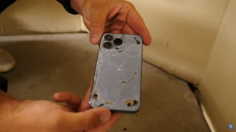 Thử độ bền iPhone 13 Pro, Nokia 3310 khi rơi cầu thang, quá nhạc nhiên Thử độ bền iPhone 13 Pro, Nokia 3310 khi rơi cầu thang, quá nhạc nhiên