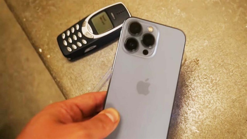 Thử độ bền iPhone 13 Pro, Nokia 3310 khi rơi cầu thang, quá nhạc nhiên Thử độ bền iPhone 13 Pro, Nokia 3310 khi rơi cầu thang, quá nhạc nhiên