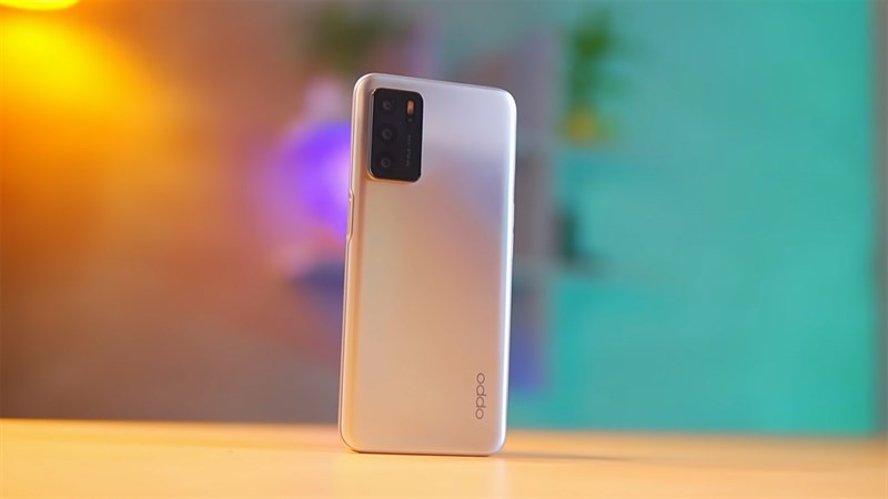 Mặt lưng của OPPO A16 được làm sáng bóng