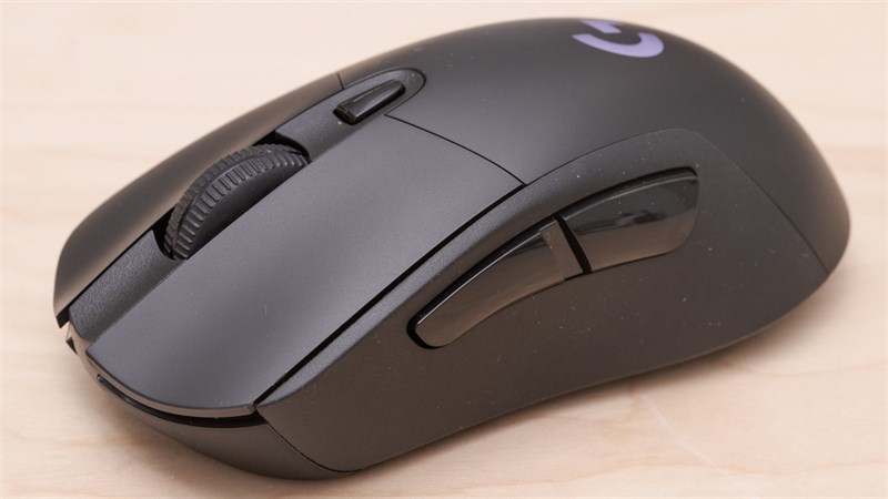 Logitech G703 Wireless Mouse cũng được trang bị 6 nút có thể lập trình.