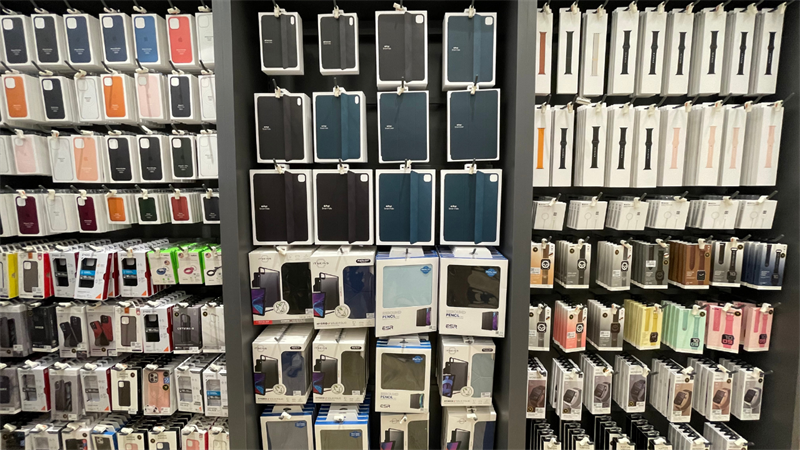 Có nhiều lựa chọn cho người dùng khi muốn tậu một chiếc iPhone hoặc iPad cho mình. Có nhiều lựa chọn cho người dùng khi muốn tậu một chiếc iPhone hoặc iPad cho mình.