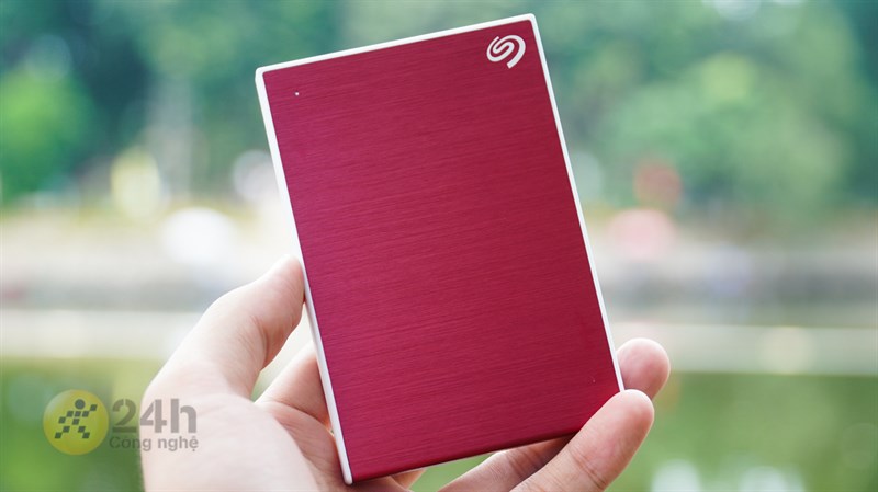 Mặt trước của Seagate One Touch HDD dạng phay xước.