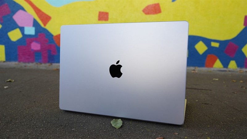 Phần nắp trên của MacBook Pro 16 inch (2021) bạn vẫn sẽ thấy logo Apple quen thuộc.