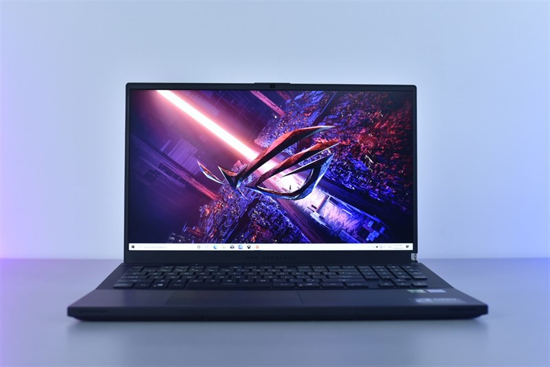 ROG Zephyrus S17 sở hữu tấm nền IPS chuẩn Pantone cho góc nhìn rộng với độ phân giải 4K, tần số quét 165 Hz (hoặc 120 Hz). Nguồn: ASUS.