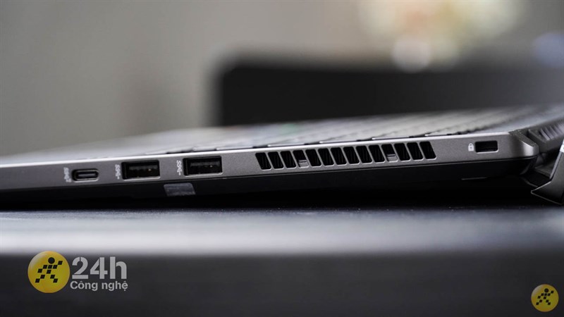 Cạnh phải của ROG Zephyrus G14. Cạnh phải của ROG Zephyrus G14.