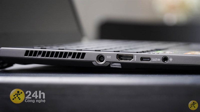 Cạnh trái của ROG Zephyrus G14. Cạnh trái của ROG Zephyrus G14.