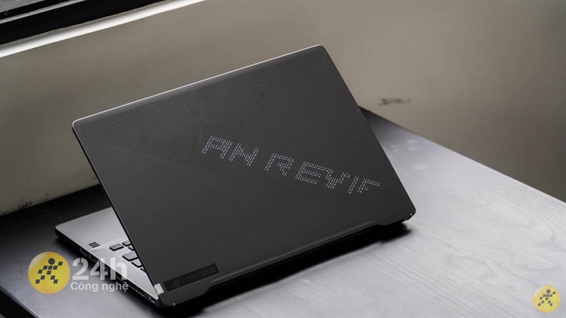 Mặt lưng của ROG Zephyrus G14 có thể tùy biến dễ dàng. Mặt lưng của ROG Zephyrus G14 có thể tùy biến dễ dàng.