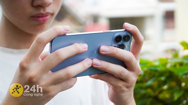 iPhone 13 Pro Max cho thời gian chiến game liên tục 5 tiếng hơn. iPhone 13 Pro Max cho thời gian chiến game liên tục 5 tiếng hơn.