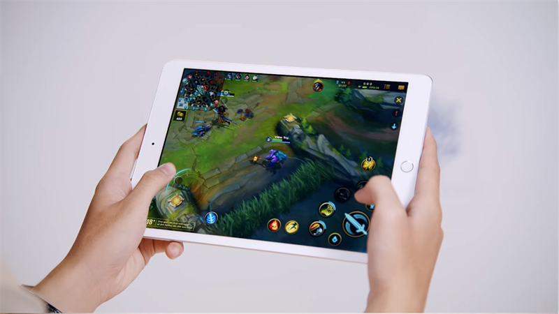 Chiến game trên tablet