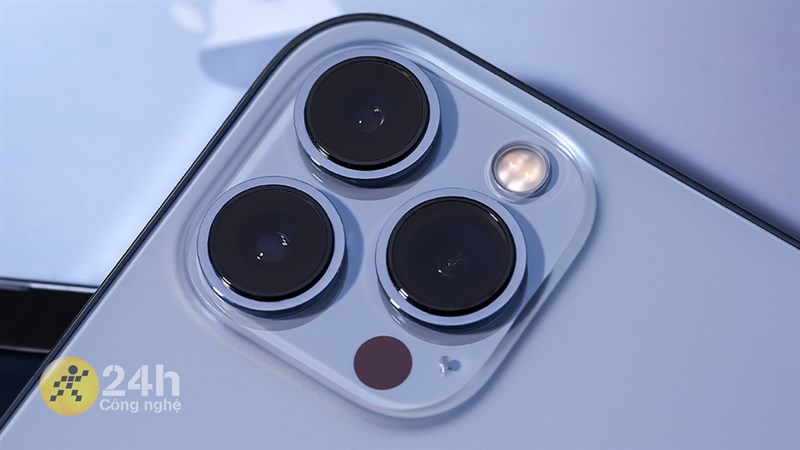 Camera của iPhone 13 Pro Max còn được trang bị công nghệ chống rung cảm biến cực kỳ xịn sò. Camera của iPhone 13 Pro Max còn được trang bị công nghệ chống rung cảm biến cực kỳ xịn sò.