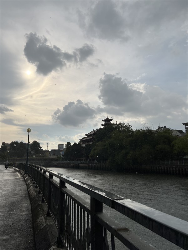 Nếu để ý kĩ thì các bạn có thể để ý thấy các hạt mưa đang lơ lửng trên không trung. Nếu để ý kĩ thì các bạn có thể để ý thấy các hạt mưa đang lơ lửng trên không trung.