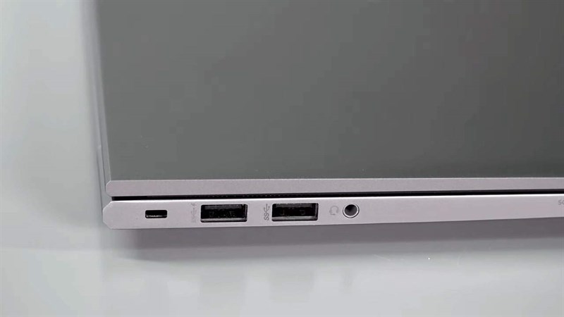 Cạnh trái của HP ZBook Firefly 14 G8. Cạnh trái của HP ZBook Firefly 14 G8.